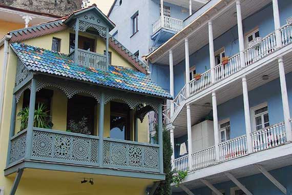 Typische balkons in het oude Tbilisi